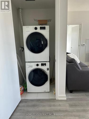 1418 - 158 Front Street E, Toronto, ON - Indoor Photo Showing Laundry Room