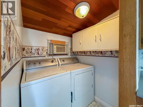 225 1St Avenue W, Frontier, SK - Indoor Photo Showing Laundry Room