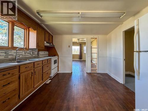 225 1St Avenue W, Frontier, SK - Indoor Photo Showing Kitchen With Double Sink