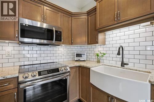 49 115 Veltkamp Crescent, Saskatoon, SK - Indoor Photo Showing Kitchen With Upgraded Kitchen