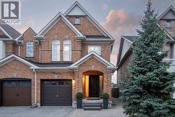 32 CRESTBANK Court Vaughan, ON L6A 0B2
