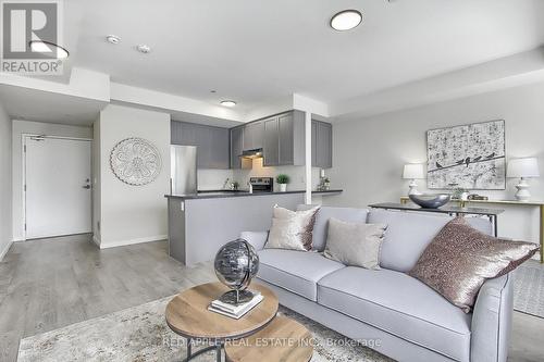 110 - 600 Alex Gardner Circle, Aurora, ON - Indoor Photo Showing Living Room