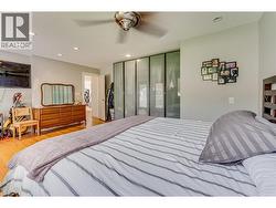 Spacious primary bedroom - 