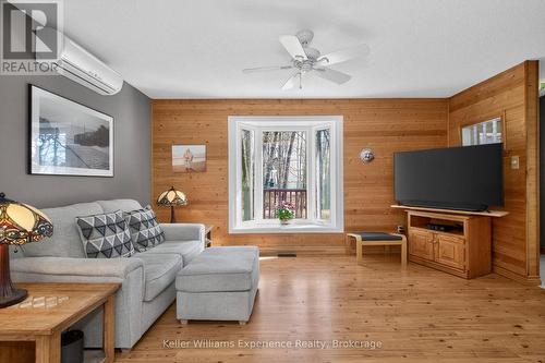 194 Sawlog Point Road, Tiny, ON - Indoor Photo Showing Living Room