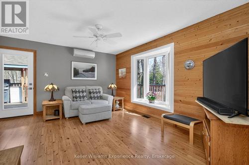 194 Sawlog Point Road, Tiny, ON - Indoor Photo Showing Living Room