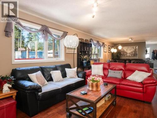 2001 Centennial Street, Whitehorse, YT - Indoor Photo Showing Living Room