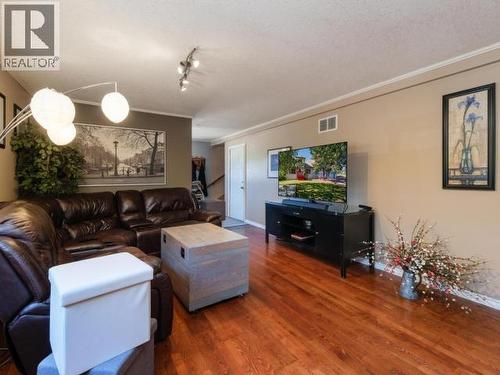 2001 Centennial Street, Whitehorse, YT - Indoor Photo Showing Living Room