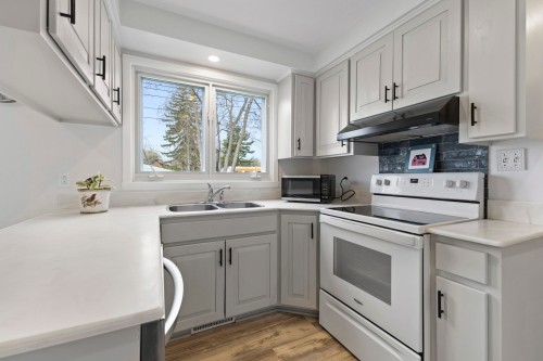 Cuisine - 62 Hyde Park Street, Beaconsfield, QC - Indoor Photo Showing Kitchen With Double Sink
