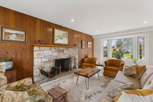 Salon - 62 Hyde Park Street, Beaconsfield, QC - Indoor Photo Showing Living Room With Fireplace