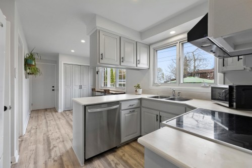 Cuisine - 62 Hyde Park Street, Beaconsfield, QC - Indoor Photo Showing Kitchen With Double Sink