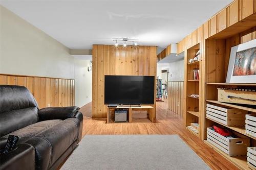 45 Paradise Dr, Winnipeg, MB 