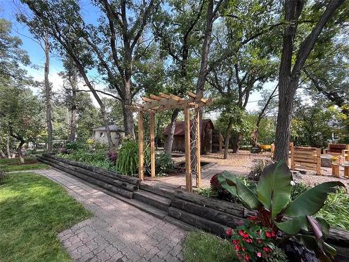 45 Paradise Dr, Winnipeg, MB 