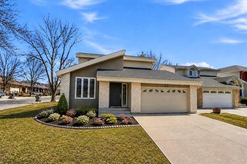 22 Clerkenwell BAY  Winnipeg, MB R2N 3R7