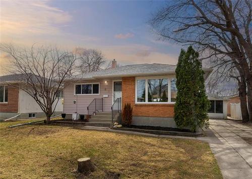 744 Simpson AVE  Winnipeg, MB R2K 1R9