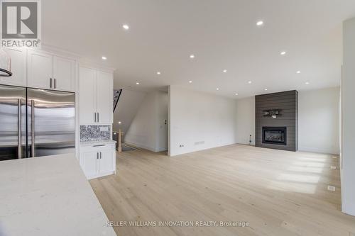 8 Edgeview Crescent W, Middlesex Centre, ON - Indoor Photo Showing Kitchen With Upgraded Kitchen