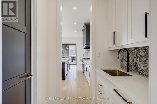 8 Edgeview Crescent W, Middlesex Centre, ON - Indoor Photo Showing Kitchen With Upgraded Kitchen