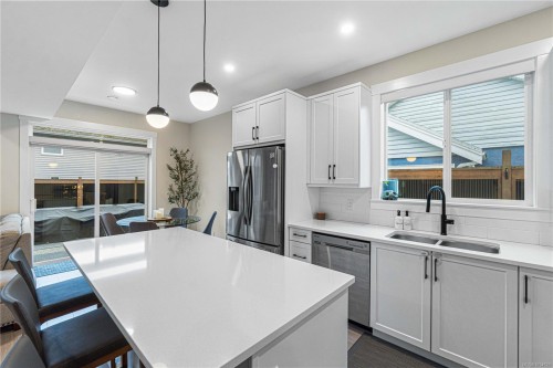 340 Millstone Ave, Nanaimo, BC - Indoor Photo Showing Kitchen With Double Sink