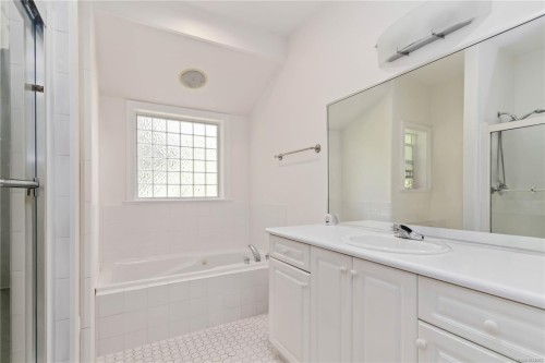 808 Jagdeep Pl, Saanich, BC 