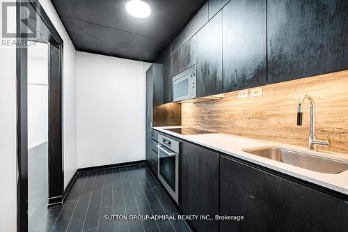 G20 - 18 Capreol Court, Toronto, ON - Indoor Photo Showing Kitchen