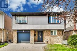 29 PUMFREY CRESCENT Toronto, ON M9V 4L5