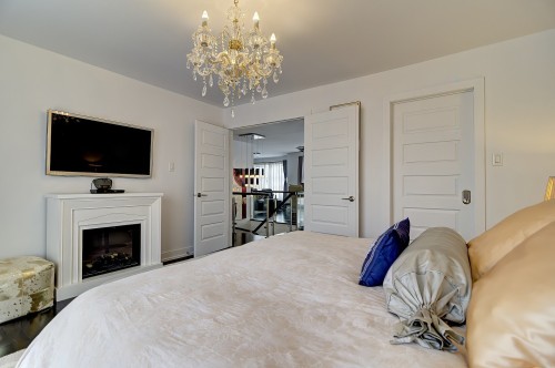 Chambre à coucher principale - 5950 Rue Castello, Brossard, QC - Indoor Photo Showing Bedroom With Fireplace