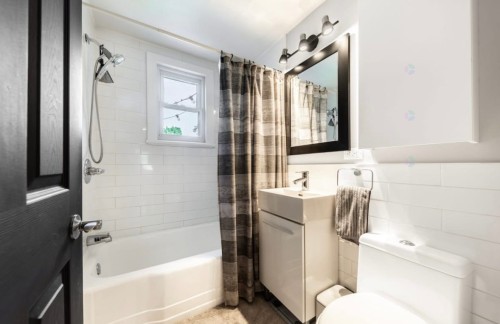 Bathroom - 48 Rue Ste-Catherine, Longueuil (Le Vieux-Longueuil), QC - Indoor Photo Showing Bathroom