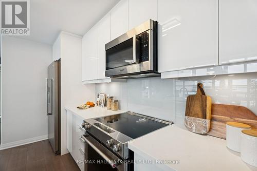 409 - 10 Concord Place, Grimsby, ON - Indoor Photo Showing Kitchen