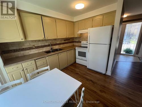 30 - 59 Kenninghall Boulevard, Mississauga, ON - Indoor Photo Showing Kitchen With Double Sink