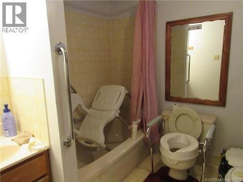 2565 3A Highway, Castlegar, BC - Indoor Photo Showing Bathroom