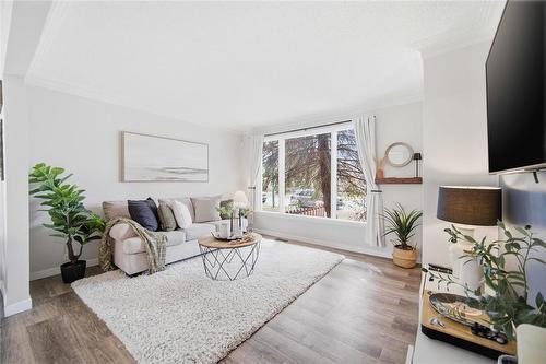 187 Dollard Boulevard, Winnipeg, MB - Indoor Photo Showing Living Room