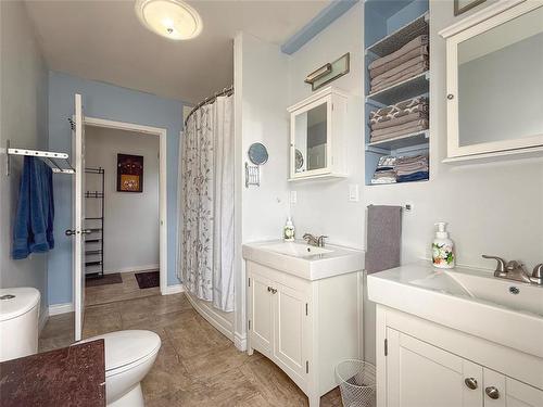 141 Main Street, Rivers, MB - Indoor Photo Showing Bathroom
