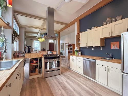 141 Main Street, Rivers, MB - Indoor Photo Showing Kitchen
