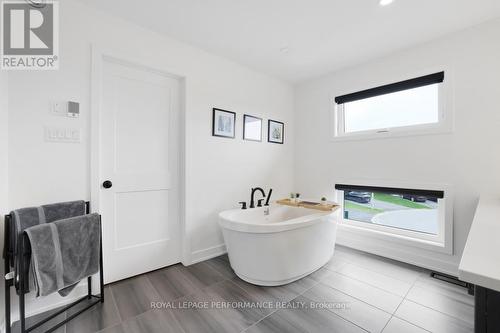 Ensuite bathroom with soaker tub - 541 Barrage Street, Casselman, ON - Indoor Photo Showing Bathroom