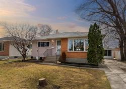 744 Simpson Avenue  Winnipeg, MB R2K 1R9