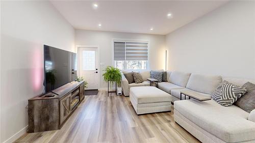 624 Magnan Street, Winnipeg, MB - Indoor Photo Showing Living Room