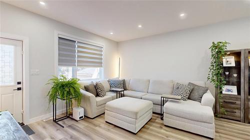 624 Magnan Street, Winnipeg, MB - Indoor Photo Showing Living Room