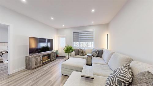 624 Magnan Street, Winnipeg, MB - Indoor Photo Showing Living Room