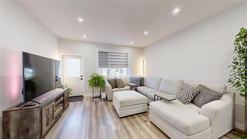 624 Magnan Street, Winnipeg, MB - Indoor Photo Showing Living Room
