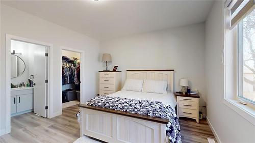 624 Magnan Street, Winnipeg, MB - Indoor Photo Showing Bedroom