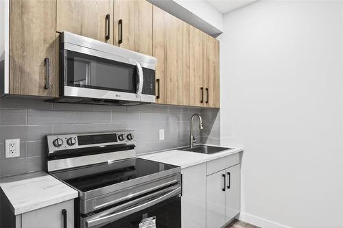 bsmt suite - 624 Magnan Street, Winnipeg, MB - Indoor Photo Showing Kitchen With Upgraded Kitchen