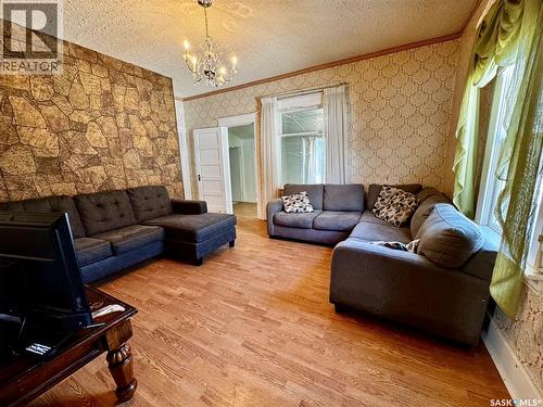 305 3Rd Avenue Ne, Swift Current, SK - Indoor Photo Showing Living Room