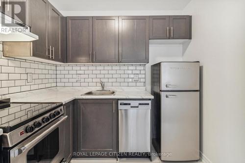 B - 526 White'S Hill Avenue, Markham, ON - Indoor Photo Showing Kitchen