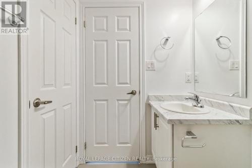 B - 526 White'S Hill Avenue, Markham, ON - Indoor Photo Showing Bathroom