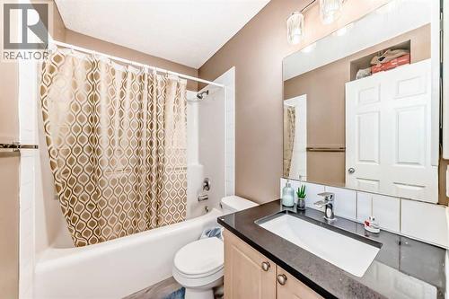 32 Saddlebrook Place Ne, Calgary, AB - Indoor Photo Showing Bathroom