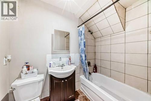 32 Saddlebrook Place Ne, Calgary, AB - Indoor Photo Showing Bathroom