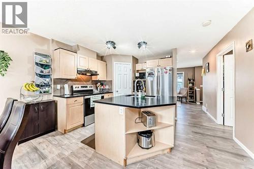 KITCHEN - 32 Saddlebrook Place Ne, Calgary, AB - Indoor Photo Showing Kitchen