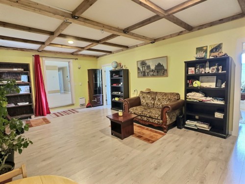 Salon - 2866 Av. Larivière, Rouyn-Noranda, QC - Indoor