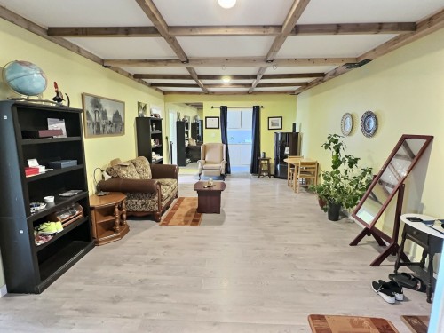 Salon - 2866 Av. Larivière, Rouyn-Noranda, QC - Indoor