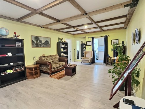 Salon - 2866 Av. Larivière, Rouyn-Noranda, QC - Indoor