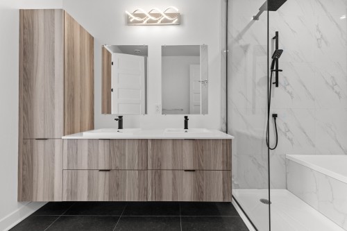 Master Bathroom - 13865 Rue Du Merlot, Mirabel, QC - Indoor Photo Showing Bathroom